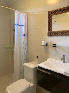 te-huur-appartement-Bottelier-Curacao-badkamer