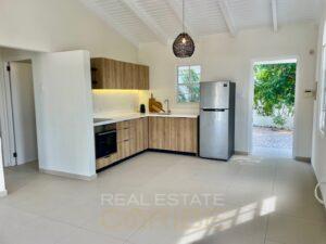 Beautiful-renovated-home-for-rent-on-resort-Lagunisol-Jan-Thiel-Curacao-livingroom-kitchen