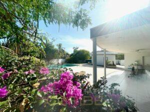 Exclusiva-villa-con-apartamento-espacio-de-oficina-y-piscina-espaciosa