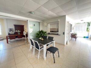 One-spacious-tall-tropical-villa-for-rent-in-the-pretty-central-area-Mahaai