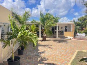 One-spacious-tall-tropical-villa-for-rent-in-the-pretty-central-area-Mahaai